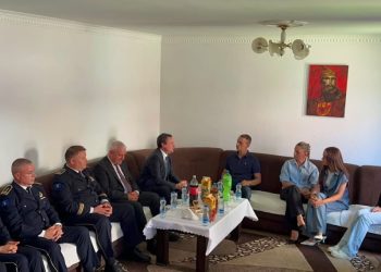 Albin Kurti e Xhelal Sveçla vizitojnë familjen e ish-policit që u bë hero i Kosovës, Enver Zymberi