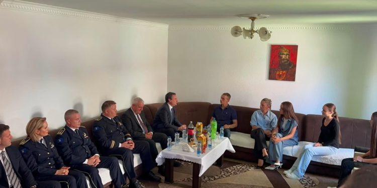 Albin Kurti e Xhelal Sveçla vizitojnë familjen e ish-policit që u bë hero i Kosovës, Enver Zymberi