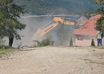 Shembet hoteli po leje në zonën e Ujmanit