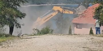 Shembet hoteli po leje në zonën e Ujmanit