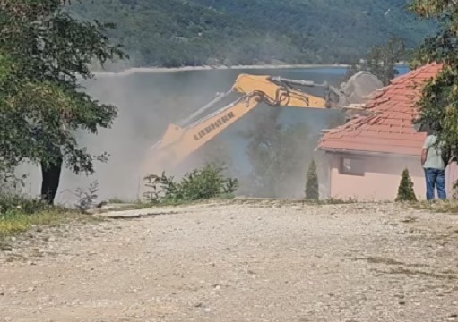 Shembet hoteli po leje në zonën e Ujmanit
