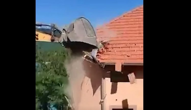 Pamje nga rrënimi i hotelit të paligjshëm “Jezero” në Ujman, vazhdon aksioni për largimin e objekteve pa leje