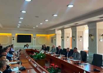 Haxhiu pret në takim përfaqësuesit e partive politike për seancën konstituive