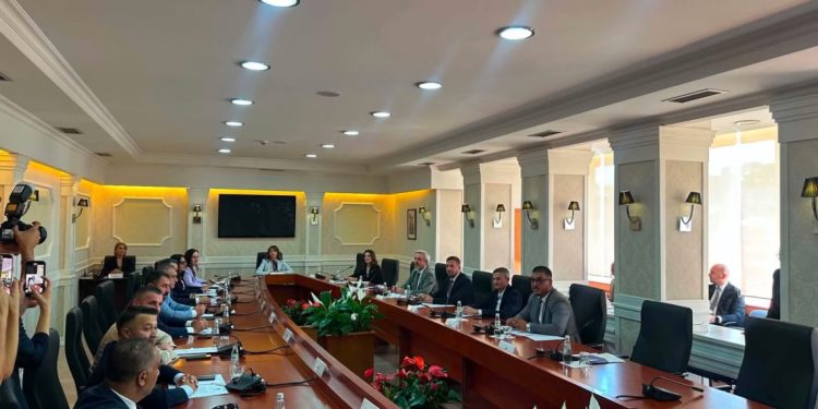 Haxhiu pret në takim përfaqësuesit e partive politike për seancën konstituive