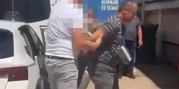 Dyshohet se dha informacione për një varrezë masive në Kosovë, Serbia arreston një person për “spiunazh”