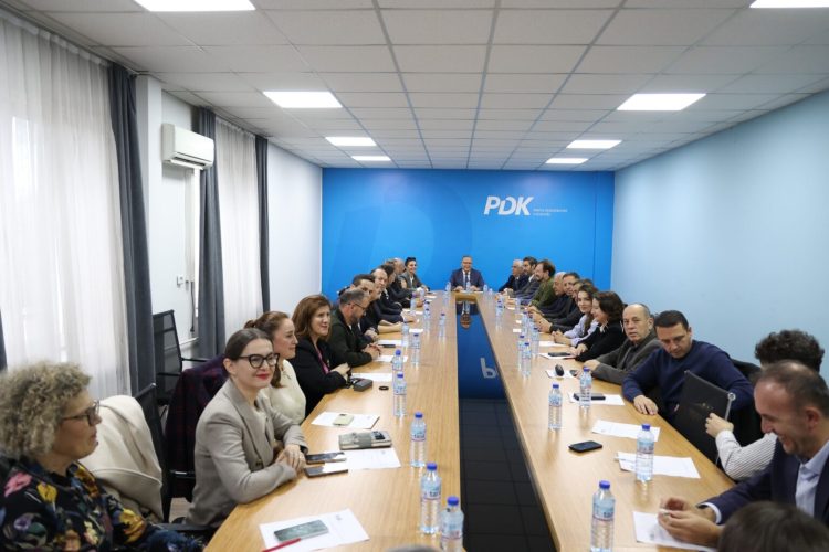 Hamza mbledh deputetët e PDK-së: Kosova ka nevojë për institucione, jo për pushtet që zvarrit proceset