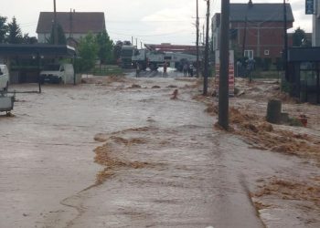 Reshjet e mëdha të shiut bllokojnë rrugën në magjistralen Ferizaj-Gjilan