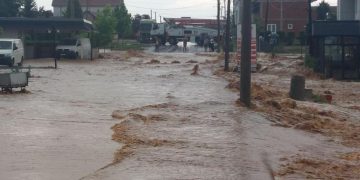 Reshjet e mëdha të shiut bllokojnë rrugën në magjistralen Ferizaj-Gjilan