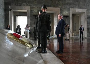Përfaqësuesit e përhershëm të NATO-s vizitojnë mauzoleunin Anitkabir të Ataturkut