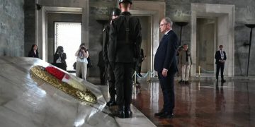 Përfaqësuesit e përhershëm të NATO-s vizitojnë mauzoleunin Anitkabir të Ataturkut