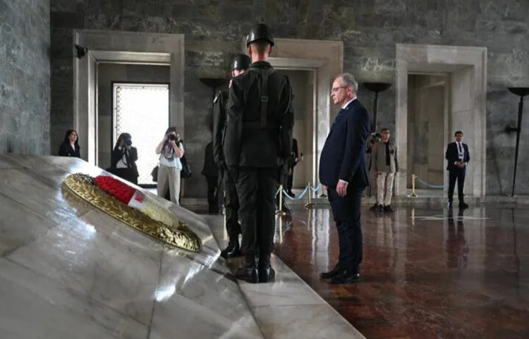 Përfaqësuesit e përhershëm të NATO-s vizitojnë mauzoleunin Anitkabir të Ataturkut
