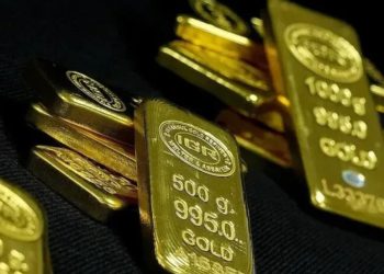 Ari bie nën 4.000 dollarë, ndërsa tensionet në Lindjen e Mesme nxisin frikën për inflacionin