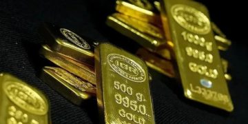 Ari bie nën 4.000 dollarë, ndërsa tensionet në Lindjen e Mesme nxisin frikën për inflacionin