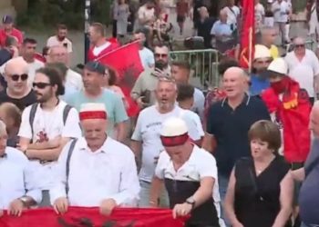 ‘Rama ik!’, nis marshimi masiv i protestuesve nga sheshi “Skënderbej” drejt Kryeministrisë