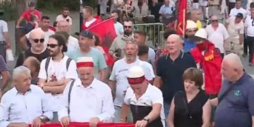 ‘Rama ik!’, nis marshimi masiv i protestuesve nga sheshi “Skënderbej” drejt Kryeministrisë