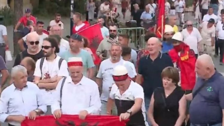 ‘Rama ik!’, nis marshimi masiv i protestuesve nga sheshi “Skënderbej” drejt Kryeministrisë