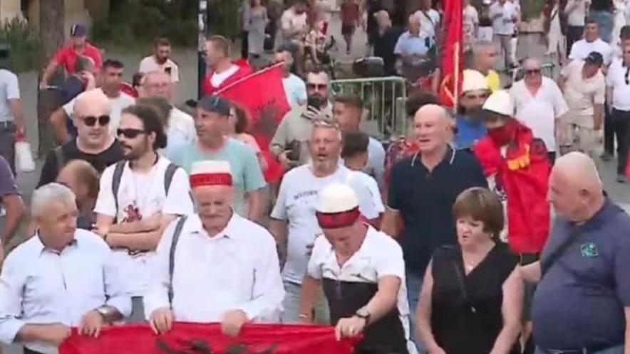 ‘Rama ik!’, nis marshimi masiv i protestuesve nga sheshi “Skënderbej” drejt Kryeministrisë
