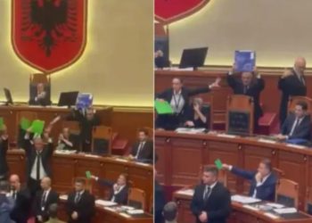 Edi Rama largohet nga Kuvendi, opozita hedh shishe dhe karton drejt tij