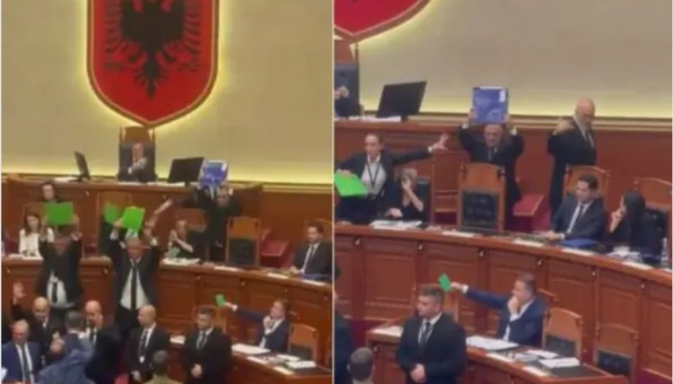 Edi Rama largohet nga Kuvendi, opozita hedh shishe dhe karton drejt tij