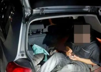 Shoferi shqiptar kapet me të rinj “pa letra” në makinë me targa gjermane: Njërin e kishte futur në bagazh