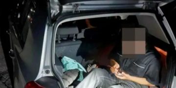 Shoferi shqiptar kapet me të rinj “pa letra” në makinë me targa gjermane: Njërin e kishte futur në bagazh
