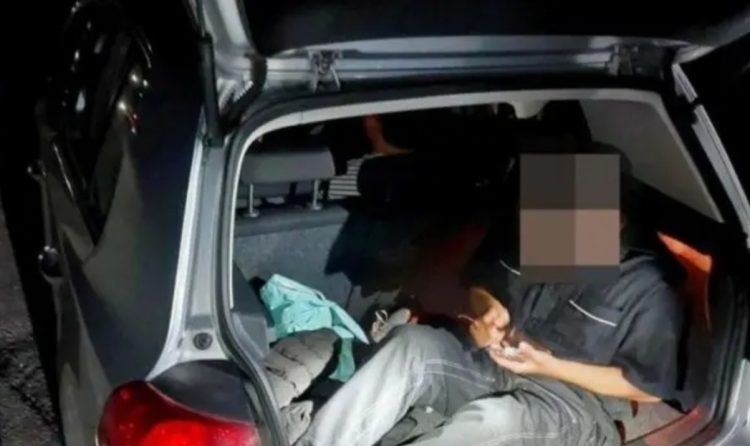 Shoferi shqiptar kapet me të rinj “pa letra” në makinë me targa gjermane: Njërin e kishte futur në bagazh
