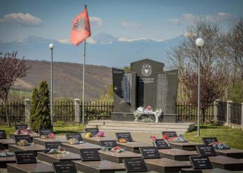 Skenderaj: Ceremonia e rivarrimit tẽ 9 shqiptarëve pa pjesemarrjen e ministrit Andin Hoti dhe kryetarit Sami Lushtaku