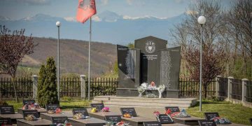 Skenderaj: Ceremonia e rivarrimit tẽ 9 shqiptarëve pa pjesemarrjen e ministrit Andin Hoti dhe kryetarit Sami Lushtaku