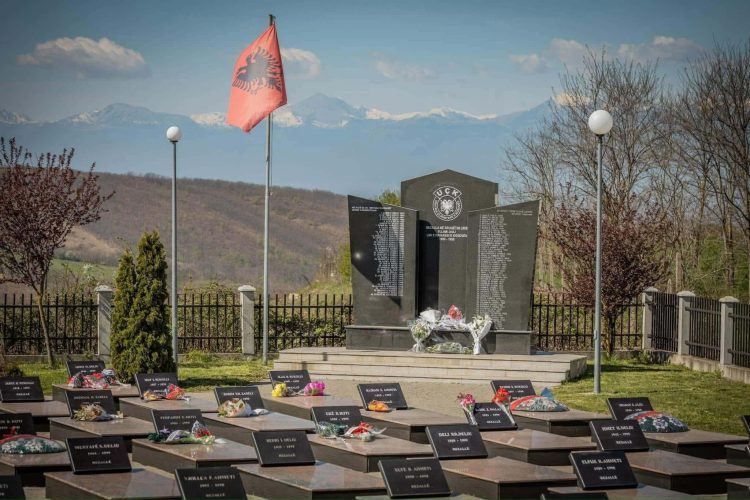 Skenderaj: Ceremonia e rivarrimit tẽ 9 shqiptarëve pa pjesemarrjen e ministrit Andin Hoti dhe kryetarit Sami Lushtaku