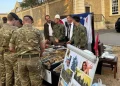 Me plisa në kokë dhe me ushqime tradicionale, kadetët e FSK-së prezantojnë Kosovën në Britani