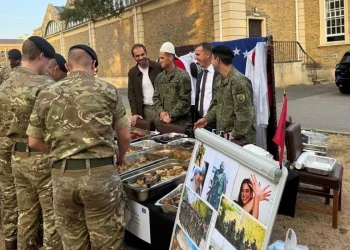 Me plisa në kokë dhe me ushqime tradicionale, kadetët e FSK-së prezantojnë Kosovën në Britani