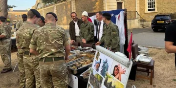 Me plisa në kokë dhe me ushqime tradicionale, kadetët e FSK-së prezantojnë Kosovën në Britani