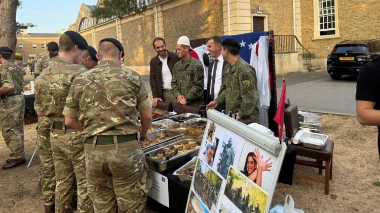 Me plisa në kokë dhe me ushqime tradicionale, kadetët e FSK-së prezantojnë Kosovën në Britani