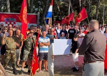 Shqiptarët protestojnë në Zarë të Kroacisë në mbështetje të ish-krerëve të UÇK-së – kërkojnë drejtësi në Hagë