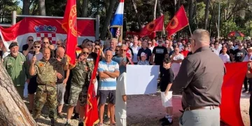 Shqiptarët protestojnë në Zarë të Kroacisë në mbështetje të ish-krerëve të UÇK-së – kërkojnë drejtësi në Hagë