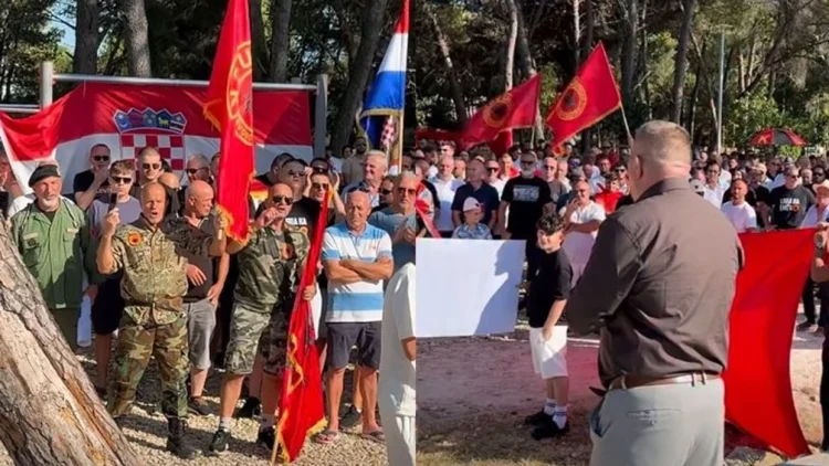 Shqiptarët protestojnë në Zarë të Kroacisë në mbështetje të ish-krerëve të UÇK-së – kërkojnë drejtësi në Hagë