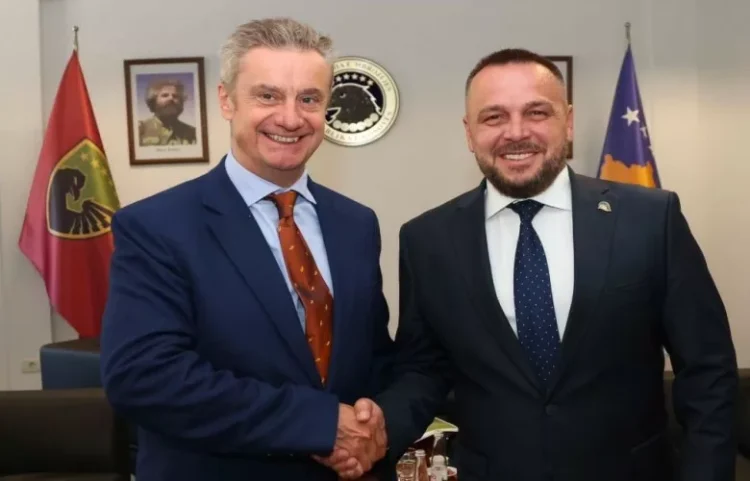 Maqedonci dhe Hargreaves diskutojnë për forcimin e partneritetit në mbrojtje