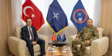Komandanti i KFOR-it, Gjeneral Major Özkan Ulutaş, pret në vizitë lamtumire Ambasadorin e Turqisë, Sabri Tunç Angılı