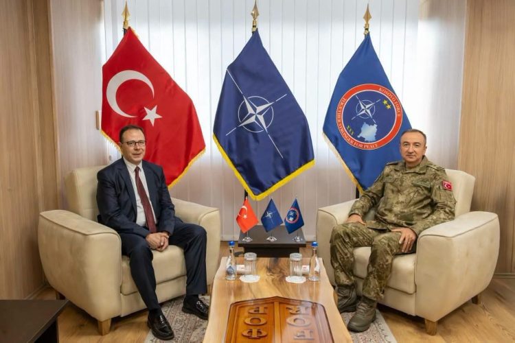 Komandanti i KFOR-it, Gjeneral Major Özkan Ulutaş, pret në vizitë lamtumire Ambasadorin e Turqisë, Sabri Tunç Angılı