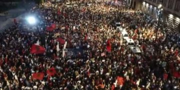 Mijëra protestues para Kryeministrisë: Shqipëria kërkon revolucion