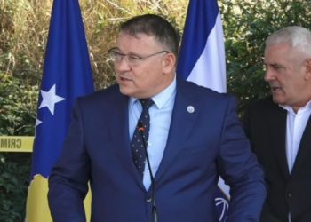Ar*më të gjata, pistoleta, uniforma, e afër 100 mijë euro -Drejtori i Policisë tregon se çfarë u gjet në Zubin Potok