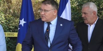 Ar*më të gjata, pistoleta, uniforma, e afër 100 mijë euro -Drejtori i Policisë tregon se çfarë u gjet në Zubin Potok