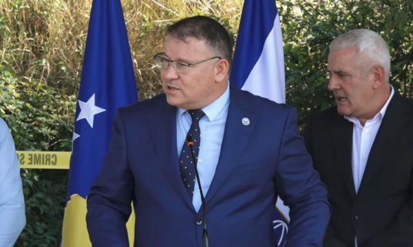 Ar*më të gjata, pistoleta, uniforma, e afër 100 mijë euro -Drejtori i Policisë tregon se çfarë u gjet në Zubin Potok