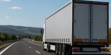 Kufizime për kamionët mbi 20 tonë në autoudhë, nesër nga ora 11:00 deri në 17:30