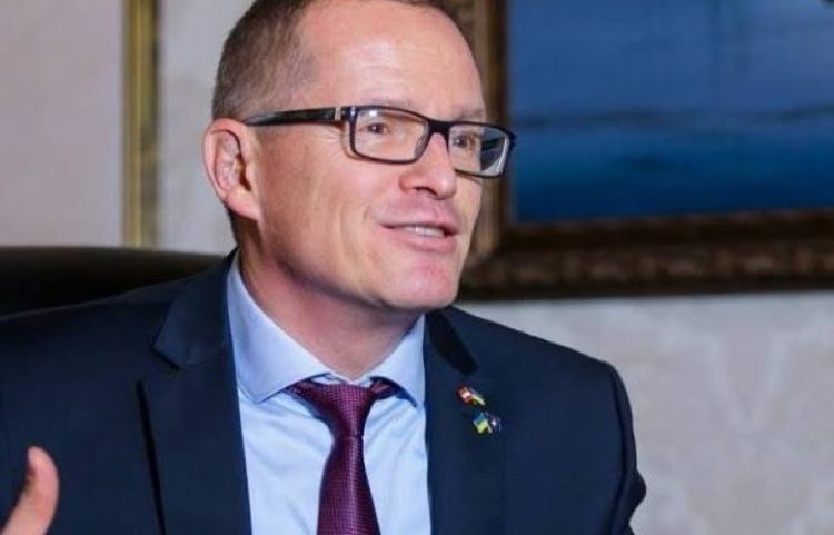 Fehlinger: BE-ja të ngrijë fondet për Ukrainën derisa ta njohë Kosovën
