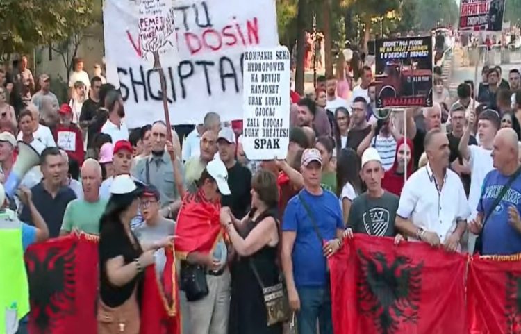 Protesta në Tiranë, qytetarët në ditën e 74-të të protestës