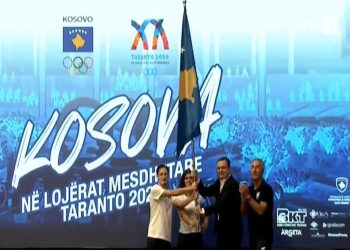 Flamuri në duart e kampionëve, delegacioni niset drejt Tarantos
