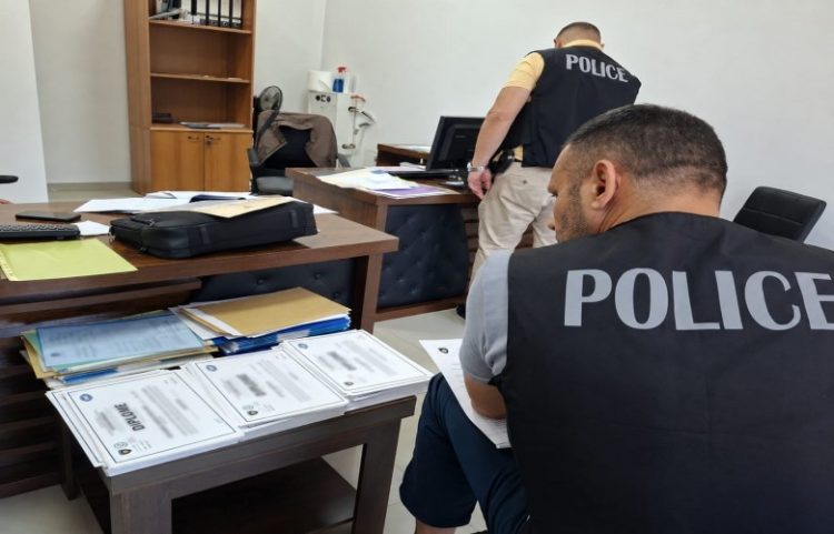 Arresťohet i dyshuari që lëshoi mbi 1,600 diploma, përfitoi gjysmë milioni euro