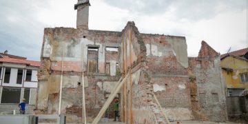 Ruhet trashëgimia e Prizrenit, restaurohet shkolla “Ryzhdije”