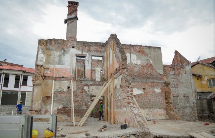 Ruhet trashëgimia e Prizrenit, restaurohet shkolla “Ryzhdije”